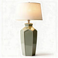 Lampada da tavolo in ceramica con paralume in tessuto – 30 x 30 x 60 cm